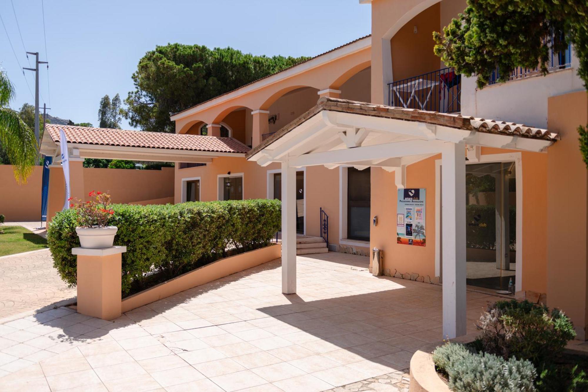 Amareclub Rocca Dorada Hotel Santa Margherita di Pula Exterior photo